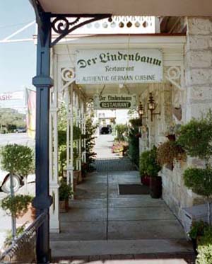 Der Eingang eines Lokals mit dem Schild Der Lindenbaum, Authentic German Cuisine