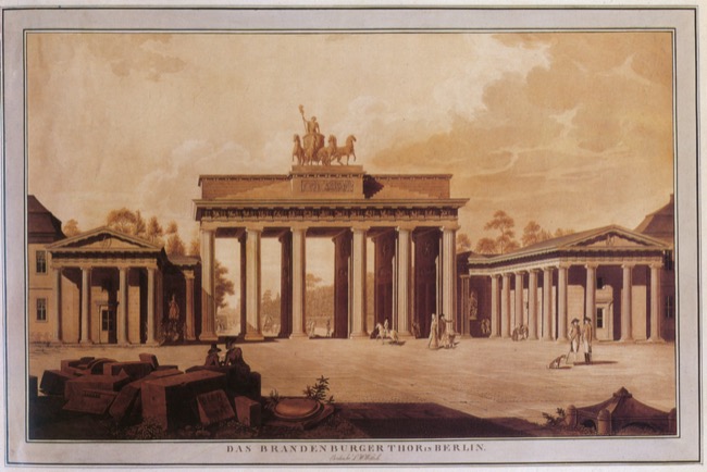 Das Tor mit der Quadriga zwischen den beiden Torhäusern, davor Spaziergänger