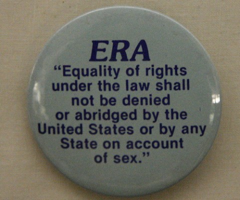 Ein Anstecker mit dem Wortlaut des Equal Rights Amendment