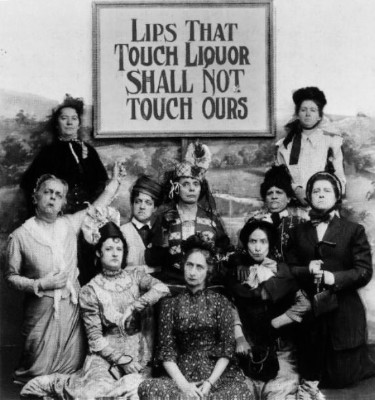 Eine Gruppe Frauen unter einem Schild mit der Aufschrift Lips that touch liquor shall not touch ours